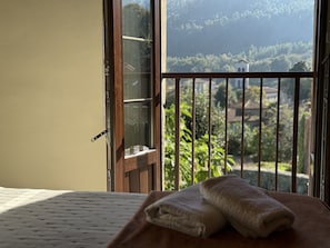 3 bedrooms, iron/ironing board, travel cot, free WiFi - House (Llanes)