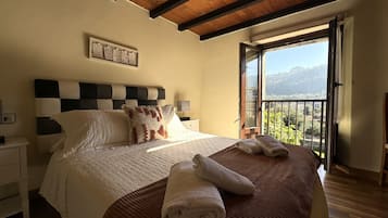 3 slaapkamers, een strijkplank/strijkijzer, gratis wifi, beddengoed