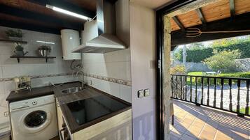 Een koelkast, een magnetron, een oven, een vaatwasser