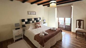 3 chambres, fer et planche à repasser, lit de bébé portatif