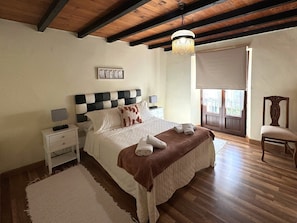 3 bedrooms, iron/ironing board, travel cot, free WiFi - House (Llanes)