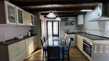 Een koelkast, een magnetron, een oven, een vaatwasser