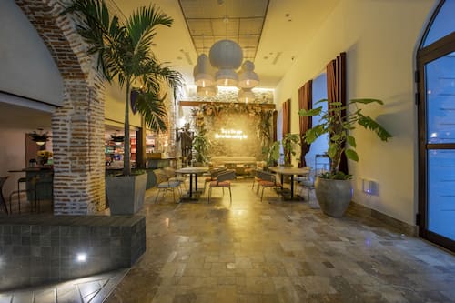 2 Bars/Lounges, Poolbar
