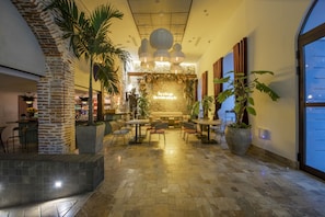 2 bars/lounges, poolside bar - Hotel Voilá Centro Histórico (Cartagena)