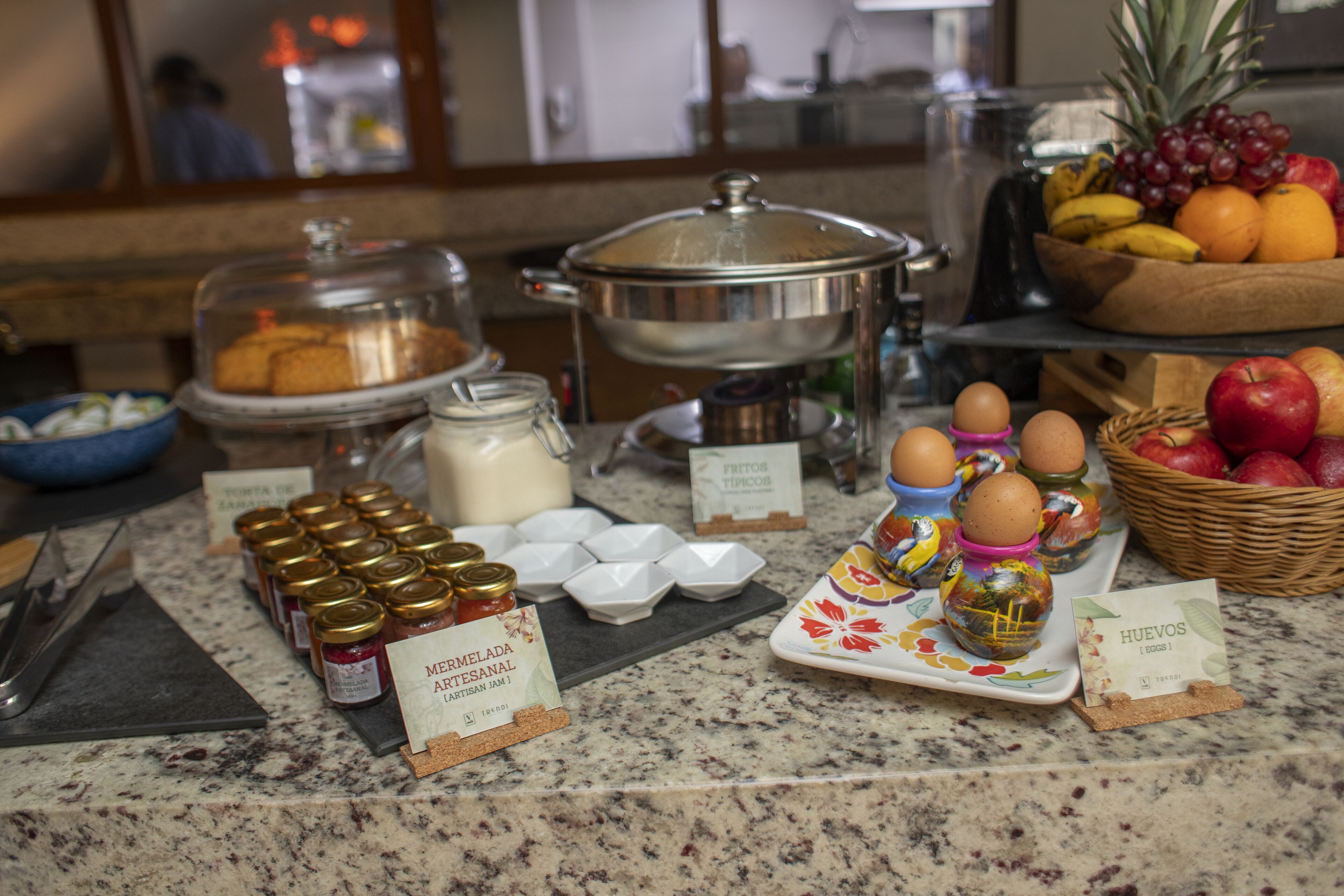 Montaje de bufé con diferentes alimentos y salsas.
