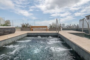 Outdoor spa tub - Hotel Voilá Centro Histórico (Cartagena)