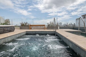 Bañera de hidromasaje al aire libre