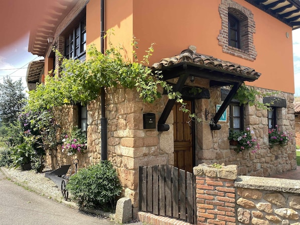 Exterior - House (Cuadroveña)