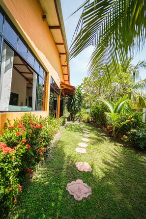 المنطقة المحيطة بالمنشأة