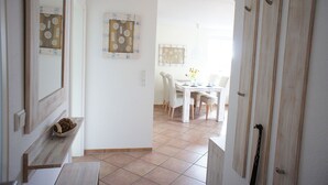 Una habitación con una mesa de comedor, sillas y vistas al exterior.