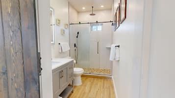 Shower, rainfall showerhead, free toiletries, hair dryer