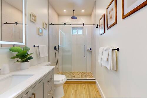 Shower, rainfall showerhead, free toiletries, hair dryer