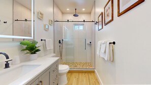 Shower, rainfall showerhead, free toiletries, hair dryer