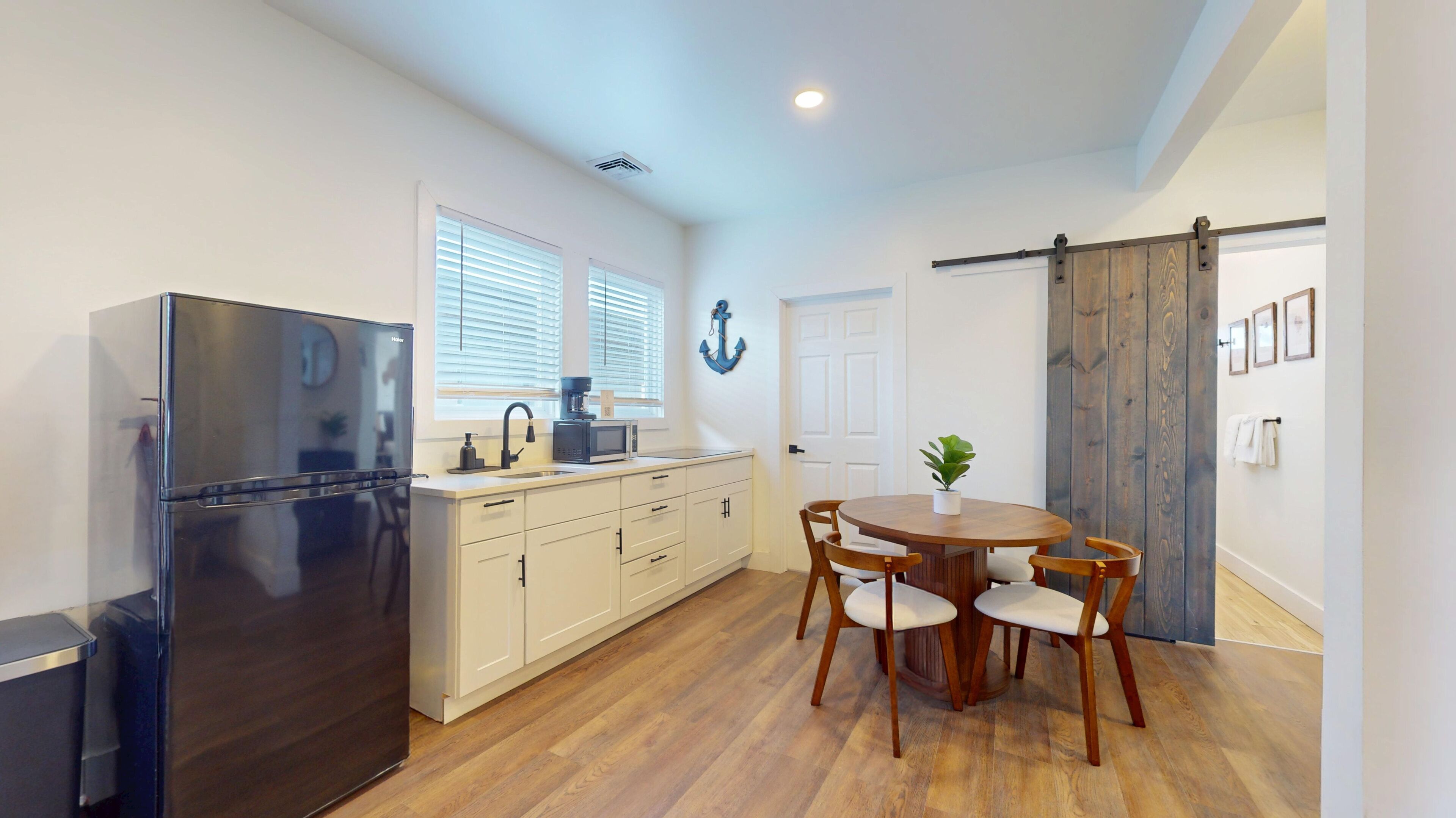 Großer Kühlschrank, Mikrowelle, Herdplatte