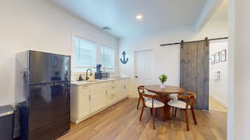 Großer Kühlschrank, Mikrowelle, Herdplatte