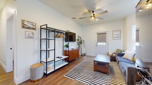 50–tuumainen televisio, jossa kaapelikanavat