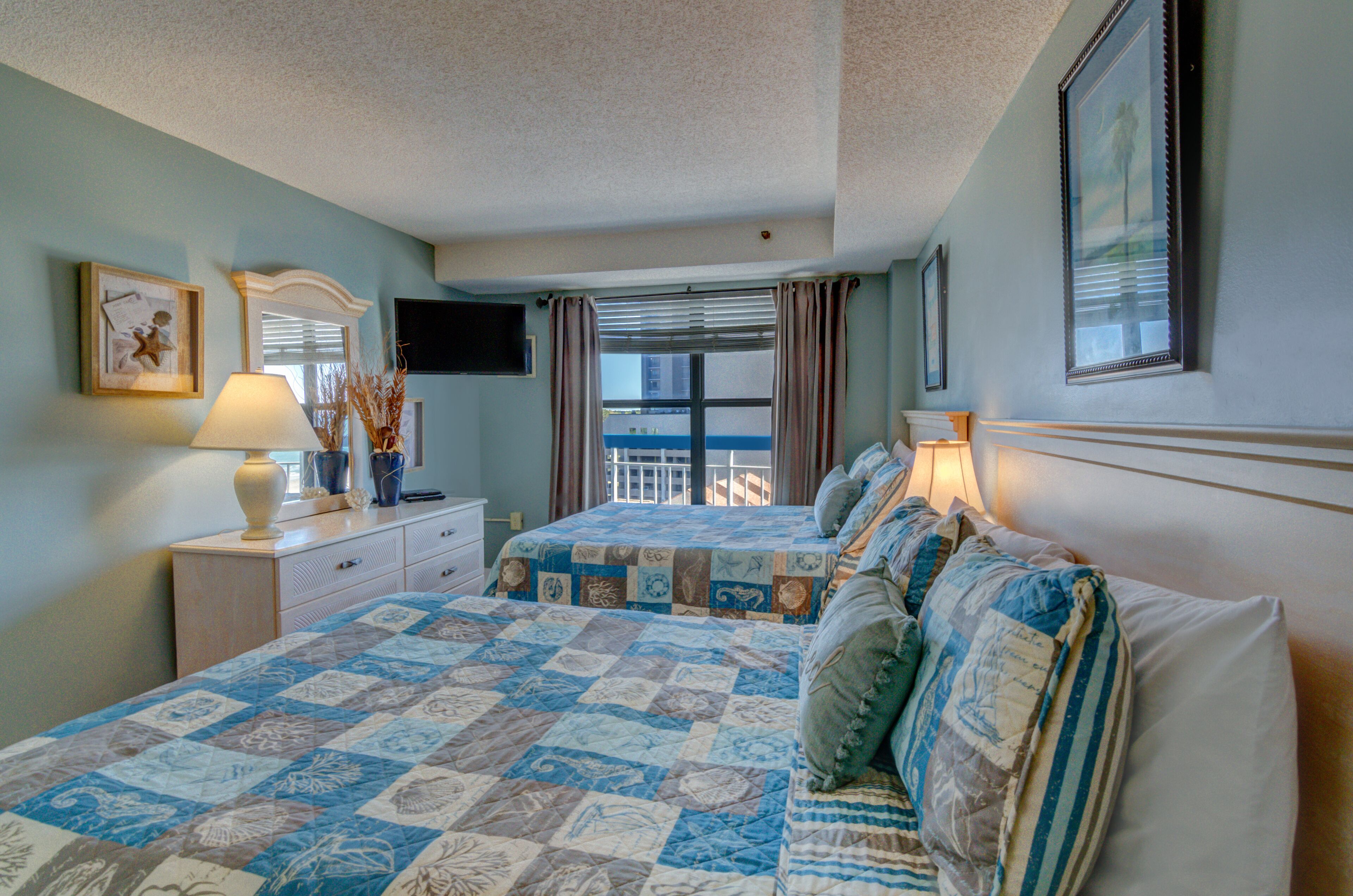 Beautiful Suite with Side View of Ocean + Access to Resort Amentities