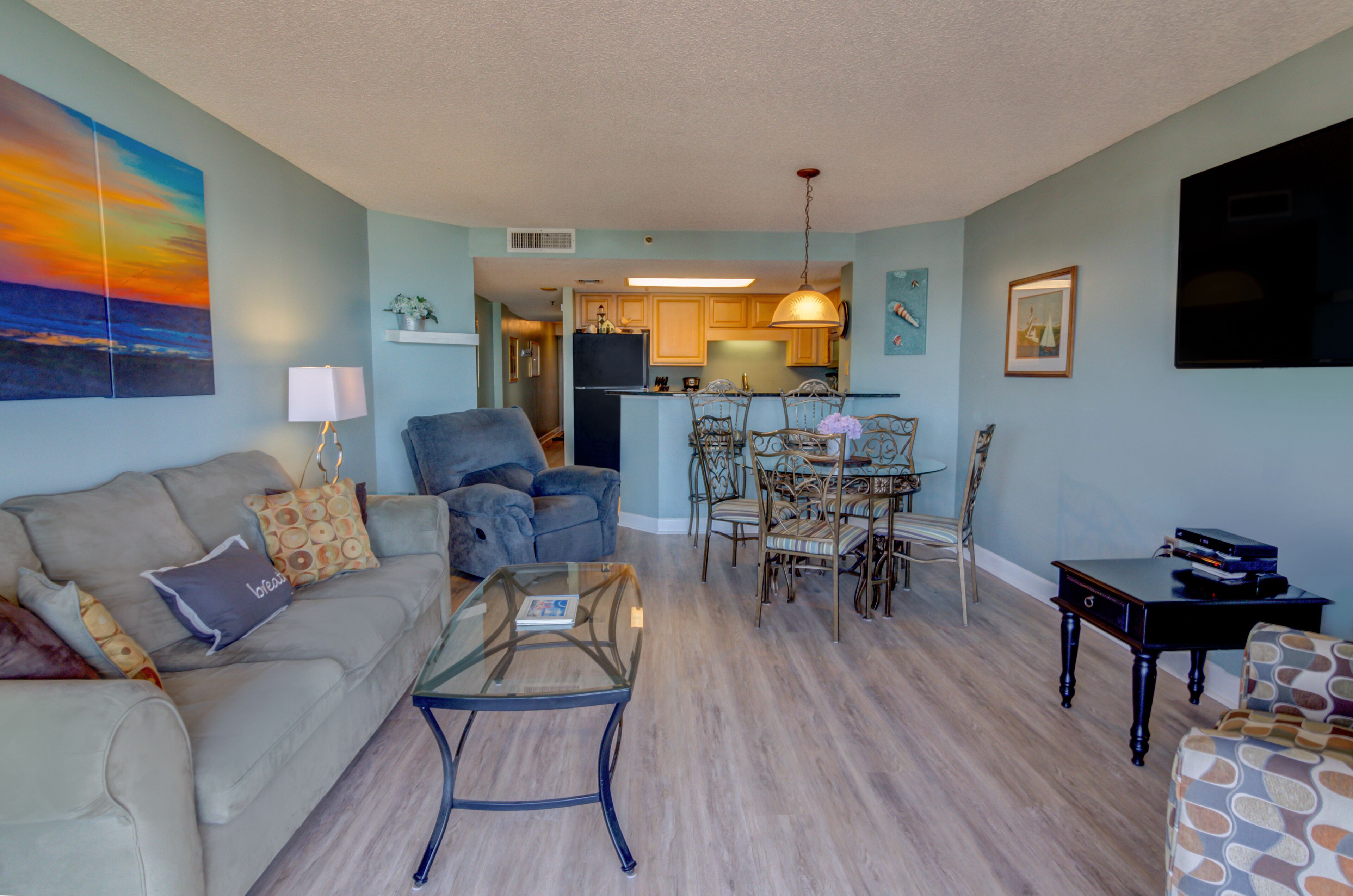 Beautiful Suite with Side View of Ocean + Access to Resort Amentities