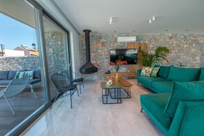 Smart TV, chimenea, videojuegos y estéreo 