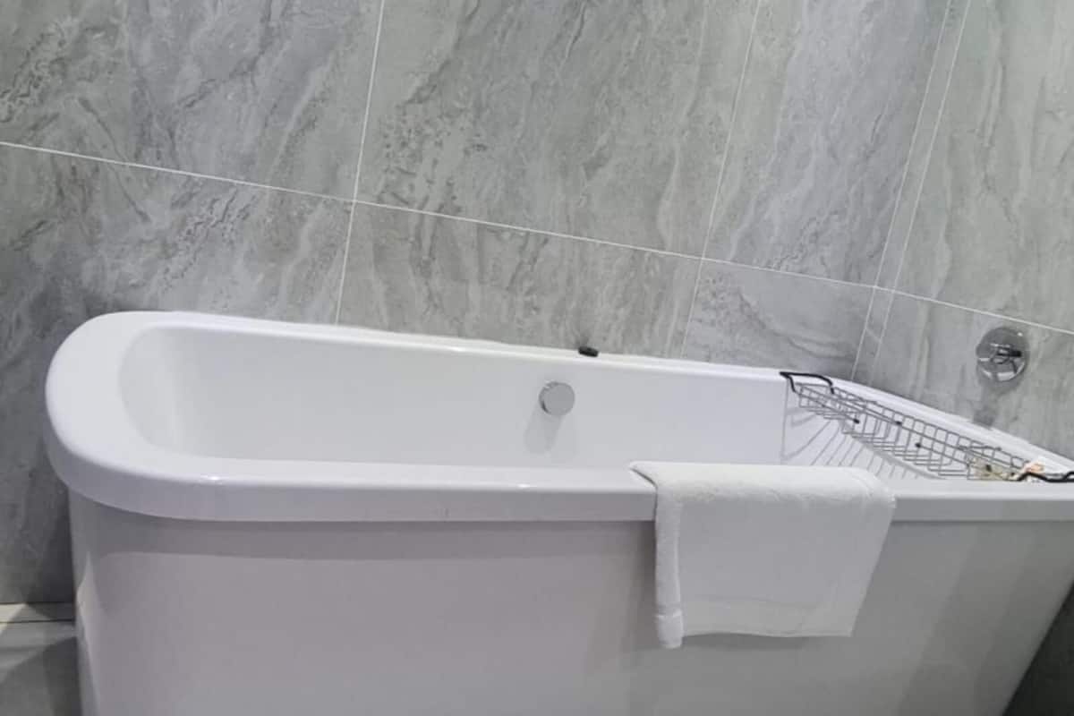 presidential double room | bathroom | hair dryer, towels, soap, shampoo