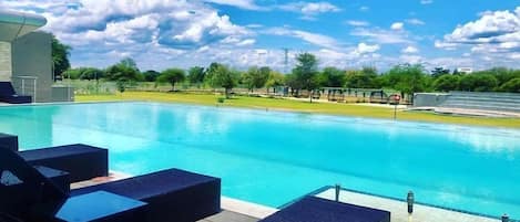 Una piscina al aire libre de temporada