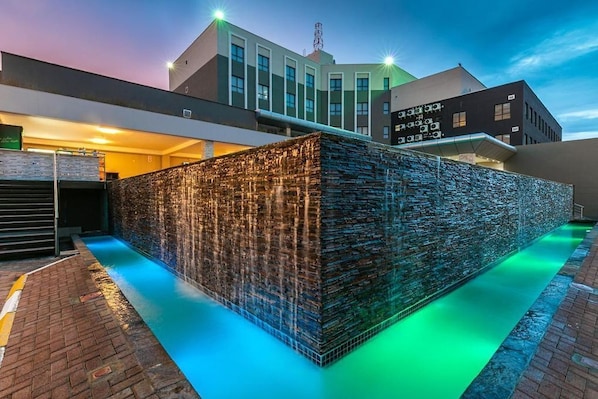 Una piscina al aire libre de temporada