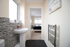 Lejlighed | Badeværelse | Kombination af bruser/badekar, håndklæder, Sæbe, Shampoo