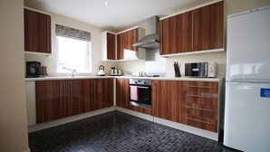 Private kitchen - Upper Millennium by Tŷ SA (Newport)