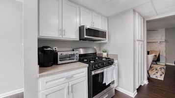 Køleskab, mikrobølgeovn, ovn, kogeplade