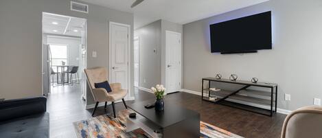 Smart TV, chimenea, libros, parlantes smart