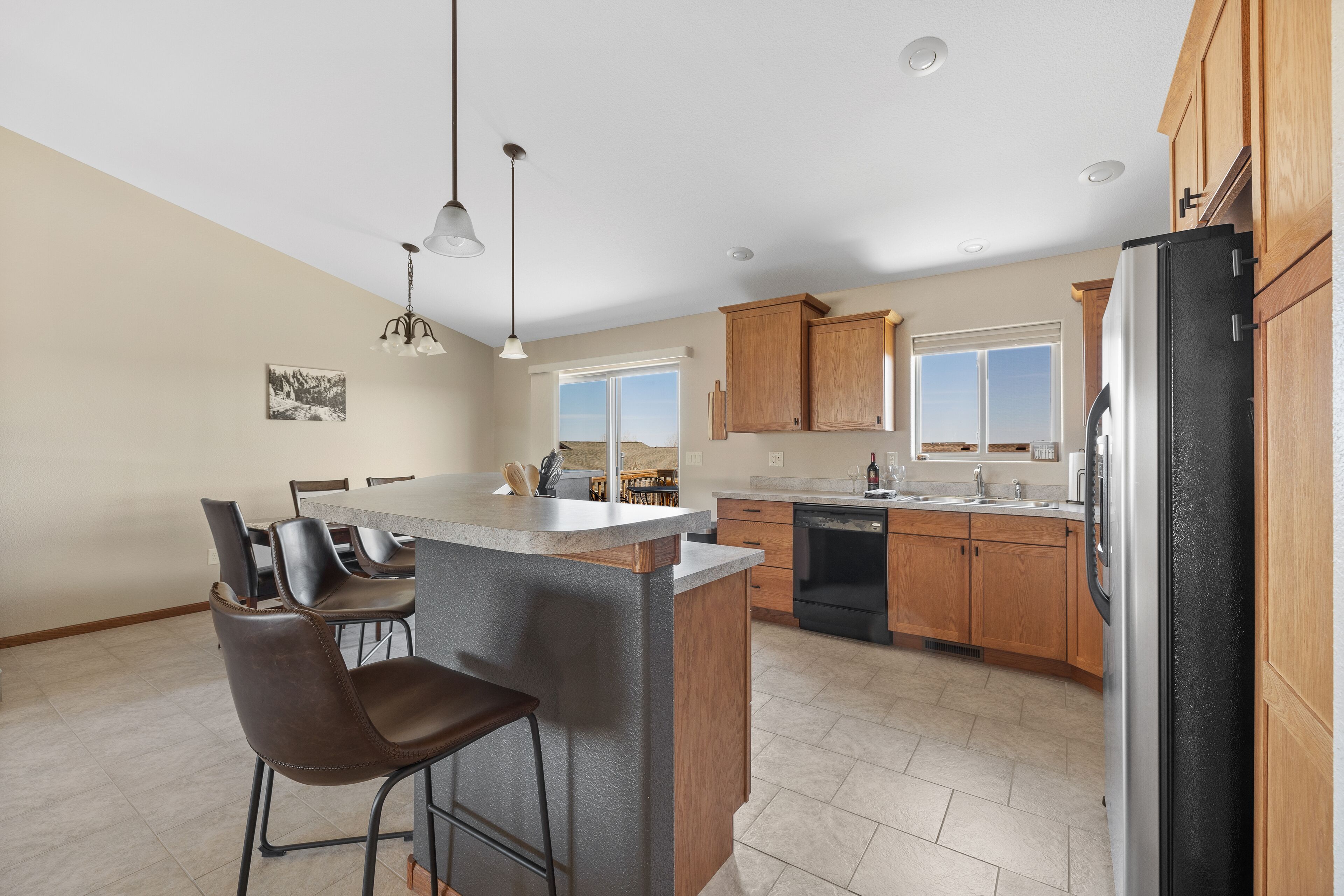 Cheerful Home, Convenient, Close to Everything!