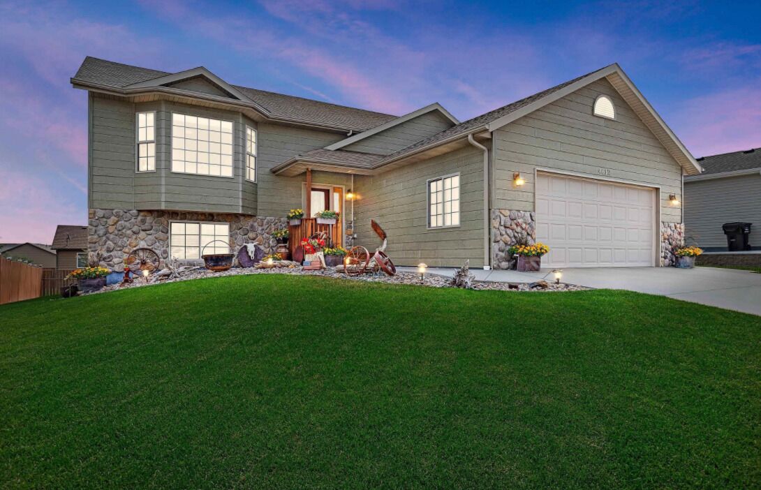 Cheerful Home, Convenient, Close to Everything!