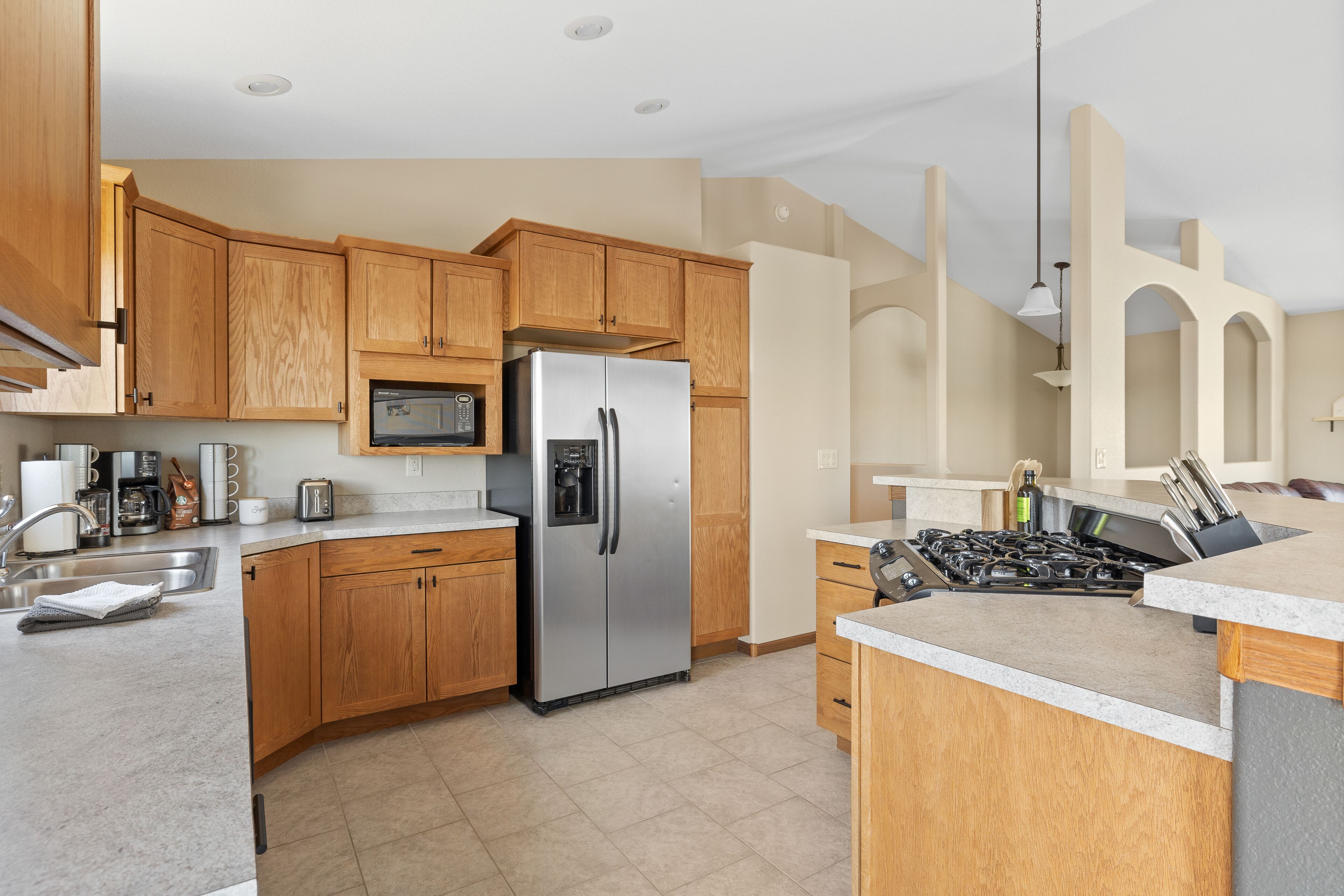 Cheerful Home, Convenient, Close to Everything!