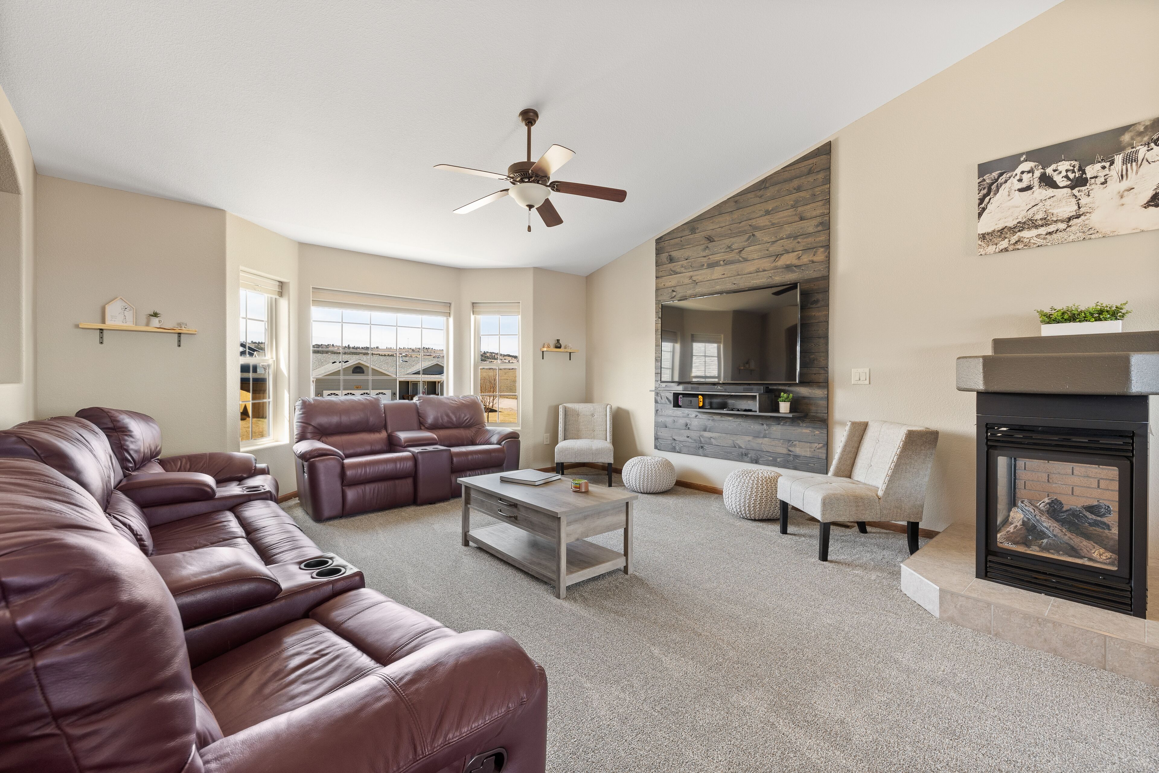 Cheerful Home, Convenient, Close to Everything!