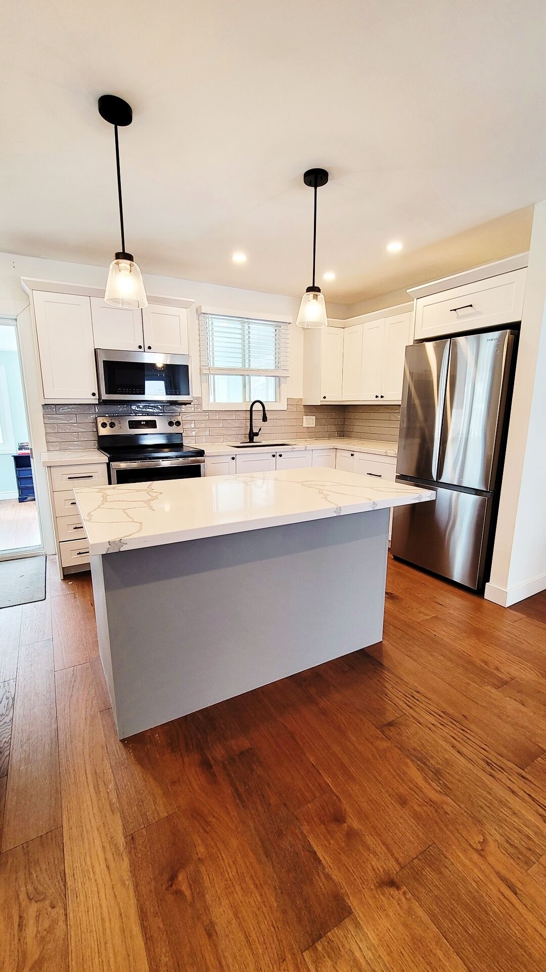 Cheerful Family Vacation House - minutes from the beach!