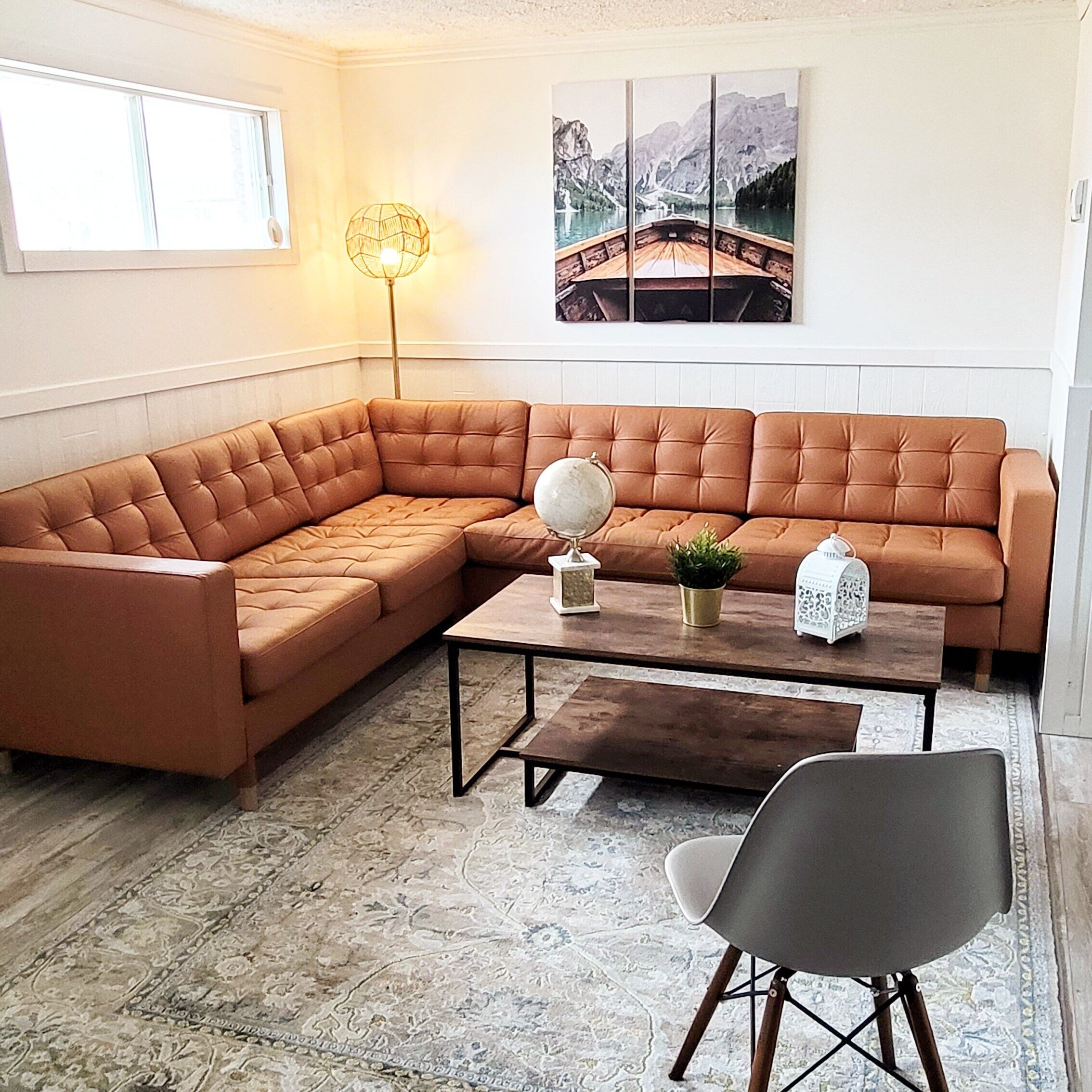 Cheerful Family Vacation House - minutes from the beach!