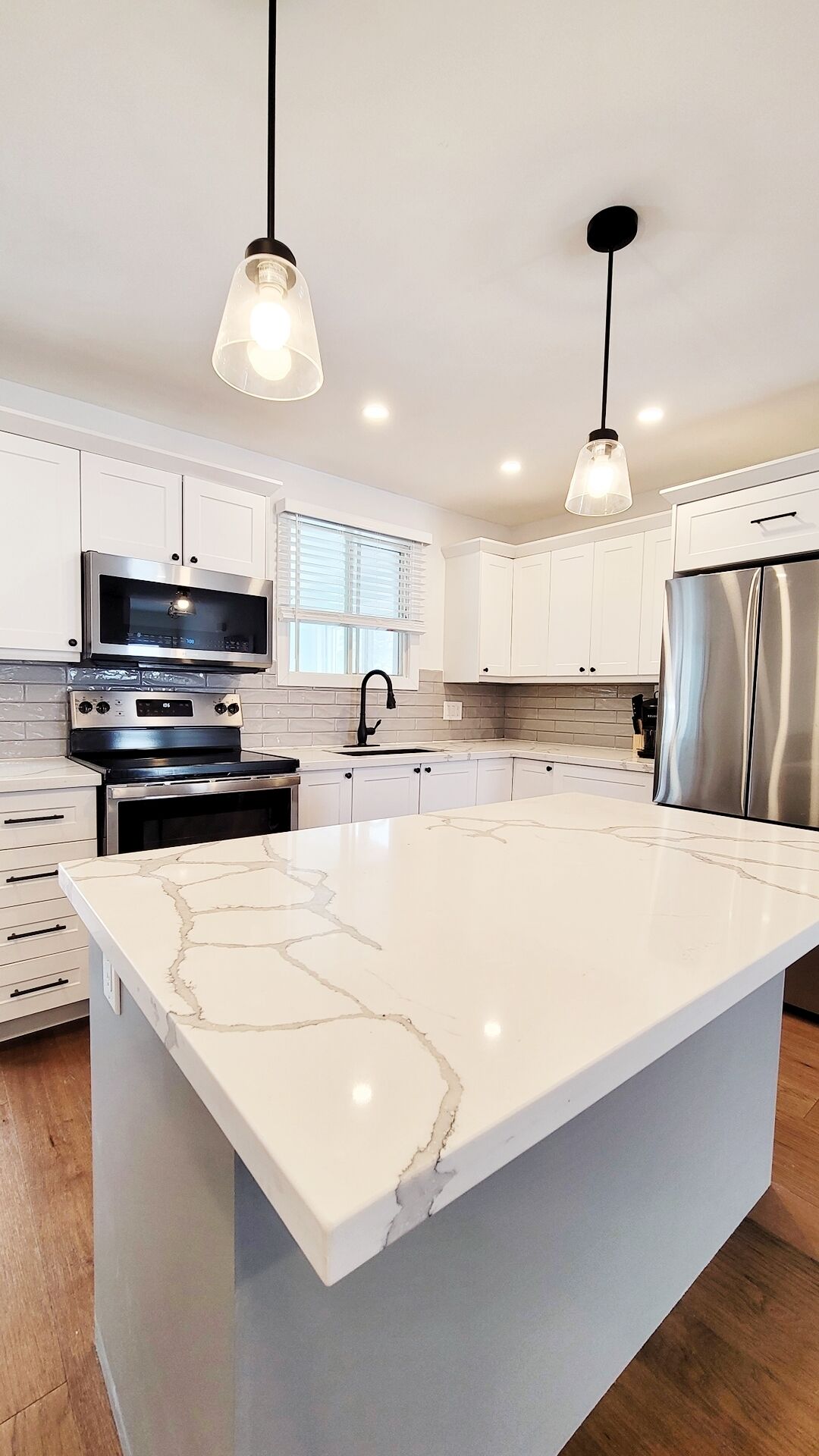 Cheerful Family Vacation House - minutes from the beach!