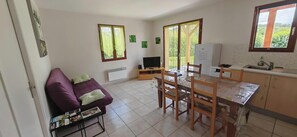 Télévision, lecteur de DVD, table de tennis de table, livres