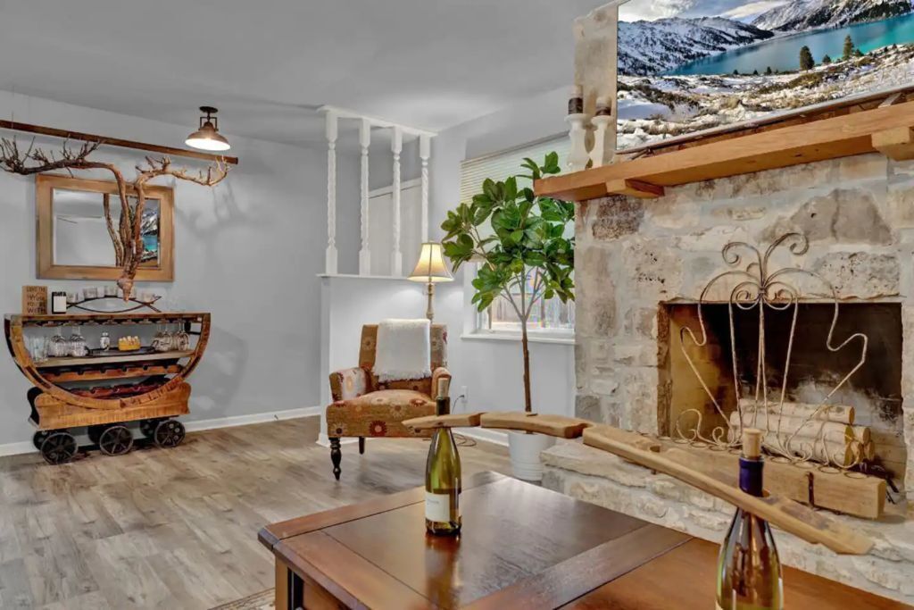 Cari’s Place! Sleeps 6/ Fenced Yard/ Fire Pit & Hot Tub