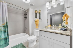 Bañera con ducha, secador de pelo, toallas, jabón