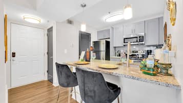 Frigorífico, microondas, horno y placa de cocina