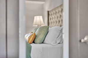 1 多间卧室、客房内保险箱、办公桌、熨斗/熨衣板