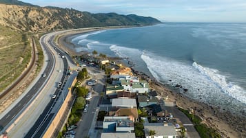 PĂ„ stranden, solstolar och strandhanddukar