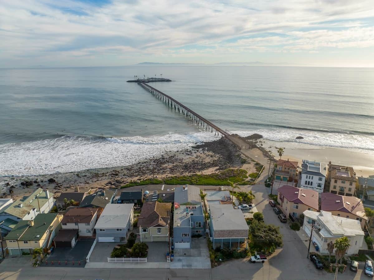 在海滩、沙滩椅、沙滩毛巾