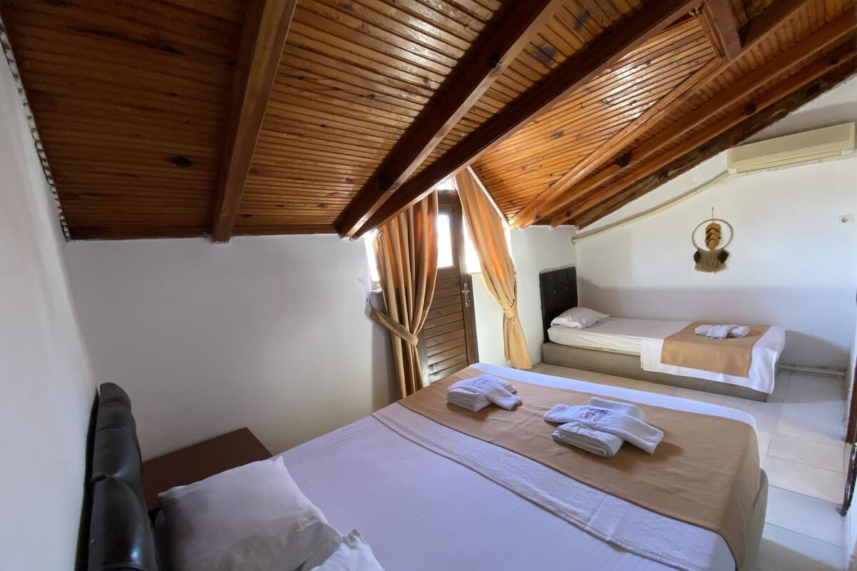 Deluxe Room | Individually decorated, desk, free WiFi, bed sheets