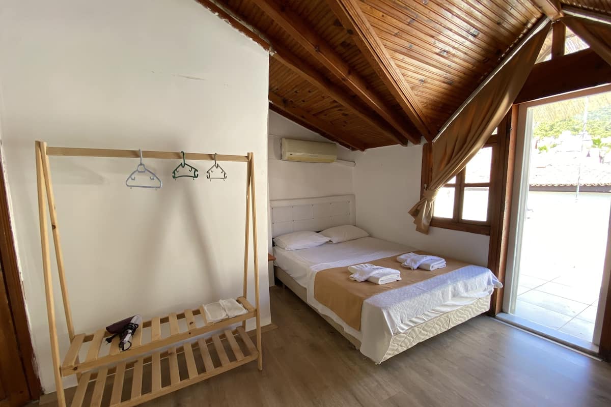 Junior Room | Individually decorated, desk, free WiFi, bed sheets