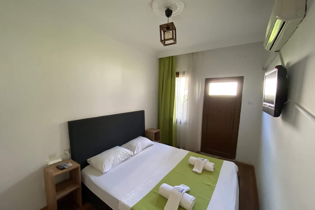 Economy Room | Individually decorated, desk, free WiFi, bed sheets