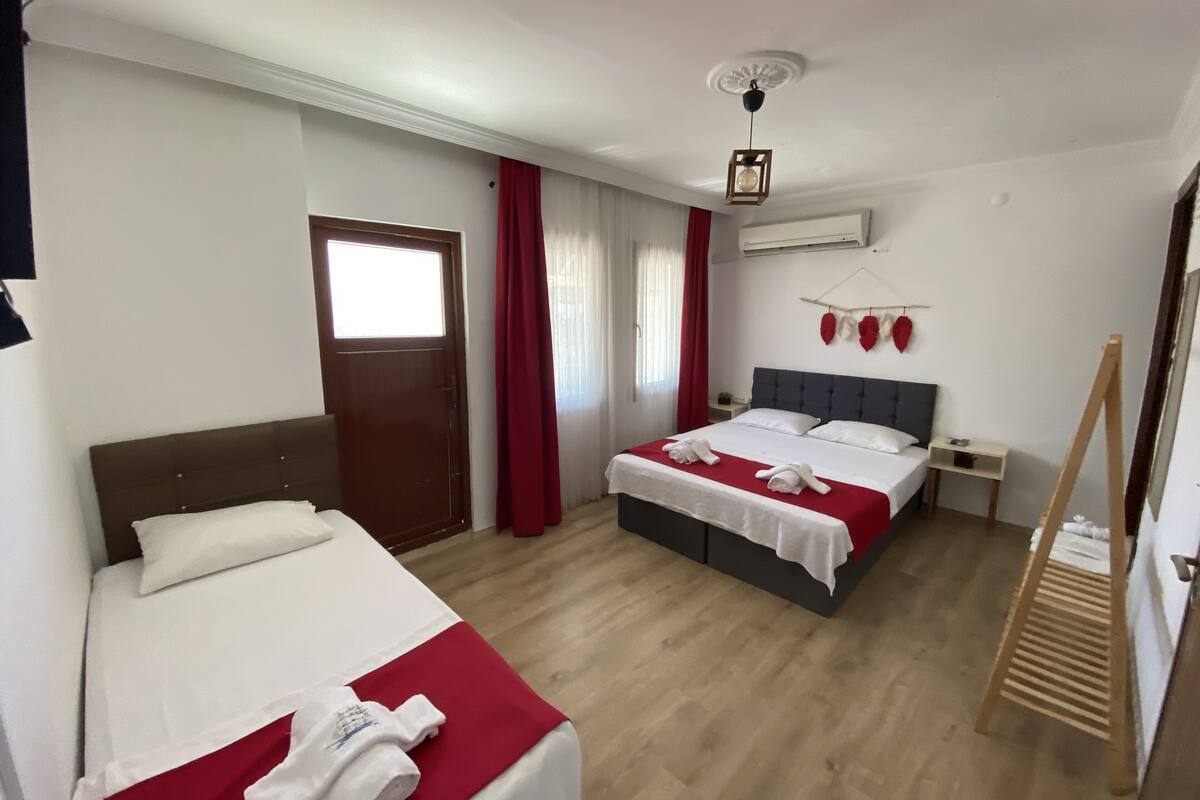 Basic Room | Individually decorated, desk, free WiFi, bed sheets