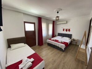 Eenvoudige kamer | Individueel gedecoreerd, een bureau, gratis wifi, beddengoed