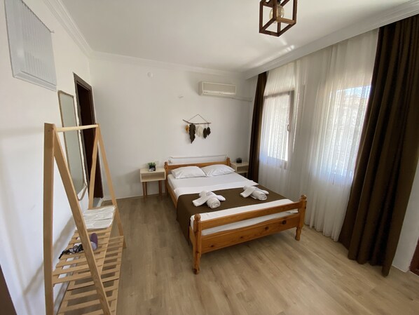 Comfort kamer | Individueel gedecoreerd, een bureau, gratis wifi, beddengoed